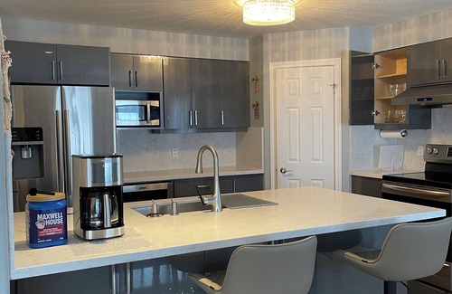 London Casa | Lovely and cozy home | 3 Bdr | 8 persons | 2.5 baths | 2 free driveway parkings