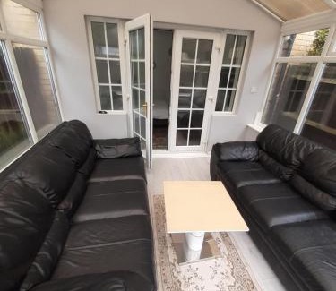 Gravesend Casa | Lovely and Spacious Room with Conservatory