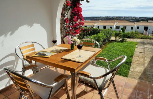 Arenal d'en Castell Condominio | Precioso apartamento - magníficas vistas al mar - a cinco min a pie de la playa.