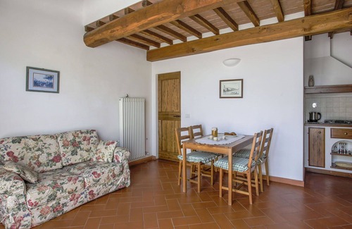 Sesto Fiorentino Villa | Bonito apartamento en villa con piscina, WIFI, TV, terraza, mascotas permitida y aparcamiento
