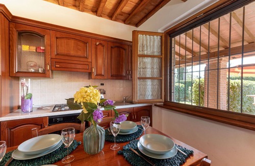 Massa Marittima Casa | Bonito apartamento en villa con WIFI, A/C, TV, terraza, mascotas permitida y aparcamiento
