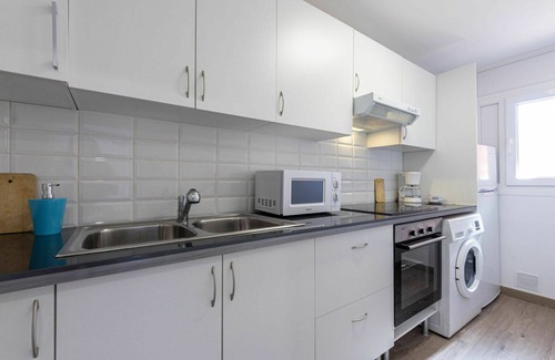 Torredembarra Apartamento | Hermoso apartamento para 4 personas con WIFI, TV, terraza y aparcamiento