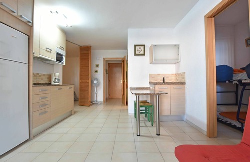 Torredembarra Apartamento | Bonito apartamento para 4 personas con piscina, WIFI, TV, terraza y aparcamiento