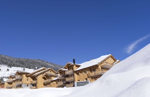 Montgenevre Apartamento | Lovely apartment for 4 people with pool, WIFI, hot tub, TV, balcony, pets allowed and parking