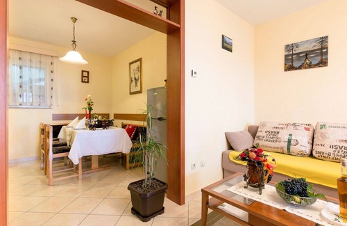 Mosenice Apartamento | Precioso apartamento para 4 personas con WIFI, A/C, TV, patio y aparcamiento