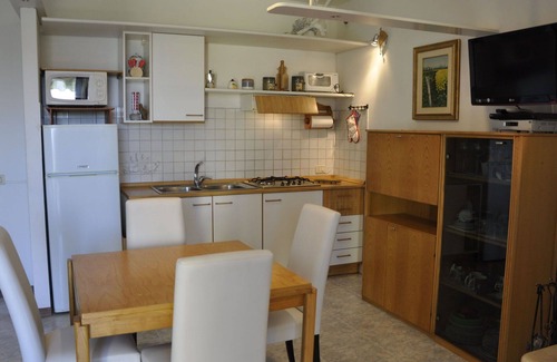 Calmasino Apartamento | Bonito apartamento para 4 personas con A/C, piscina, WIFI, TV, terraza y aparcamiento