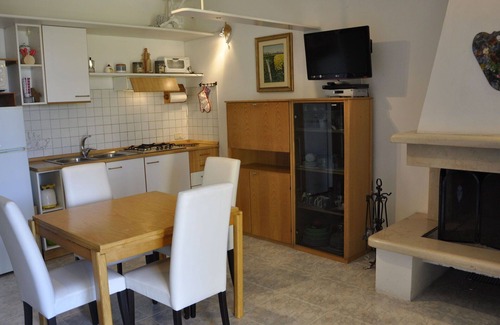 Calmasino Apartamento | Bonito apartamento para 4 personas con A/C, piscina, WIFI, TV, terraza y aparcamiento