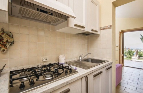 Fornole Apartamento | Bonito apartamento para 4 personas con WIFI, A/C, piscina, TV, veranda y aparcamiento