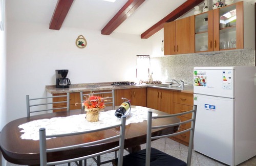 Martina Apartamento | Hermoso apartamento para 5 personas con piscina privada, WIFI, A/C, TV, terraza y aparcamiento
