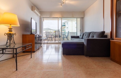 Segur de Calafell Apartamento | Acogedor apartamento para 6 personas con A/C, TV y balcón