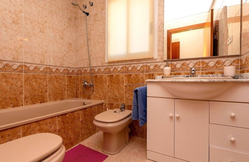 Segur de Calafell Apartamento | Acogedor apartamento para 6 personas con A/C, TV y balcón