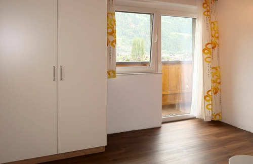 Prutz Apartamento | Acogedor apartamento para 6 personas con WIFI, TV, patio, mascotas permitida y aparcamiento