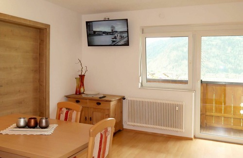 Prutz Apartamento | Acogedor apartamento para 6 personas con WIFI, TV, patio, mascotas permitida y aparcamiento