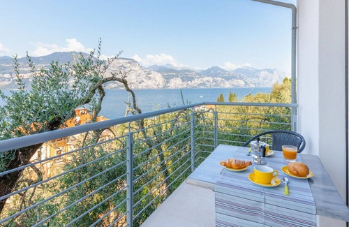 Magugnago Apartamento | Bonito apartamento para 2 personas con A/C, WIFI, TV, balcón y aparcamiento