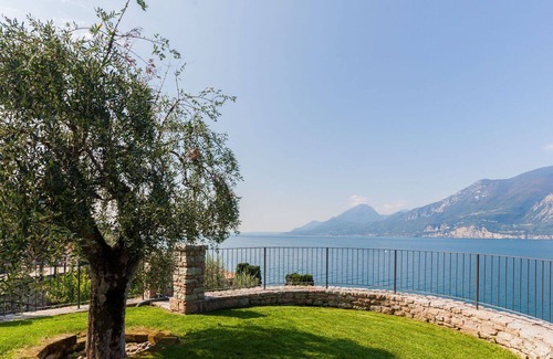 Magugnago Apartamento | Bonito apartamento para 2 personas con A/C, WIFI, TV, balcón y aparcamiento
