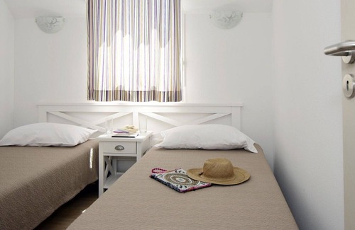 Sarlat-la-Caneda Casa | Lovely apartment in villa for 6 guests with WIFI, pool, TV, terrace, pets allowed and parking