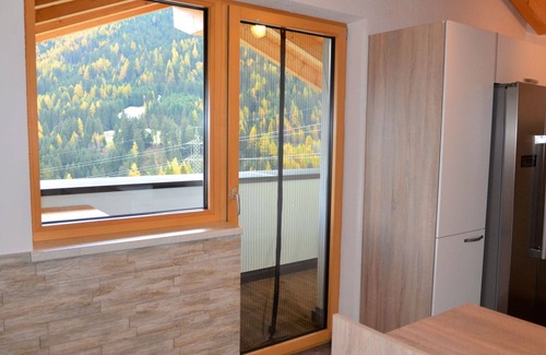 Sankt Anton am Arlberg Villa | Acogedor apartamento en villa con WIFI, TV, balcón, mascotas permitida y aparcamiento