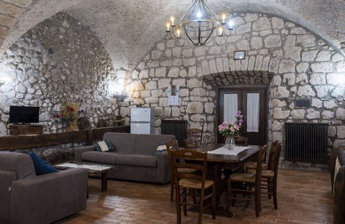 Capraccia Villa | Hermoso apartamento en villa con piscina, WIFI, TV, patio, mascotas permitida y aparcamiento