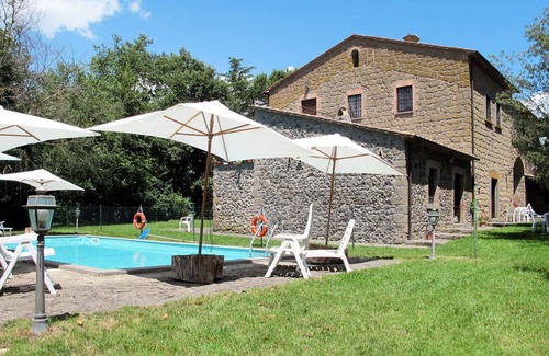 Capraccia Villa | Hermoso apartamento en villa con piscina, WIFI, TV, patio, mascotas permitida y aparcamiento