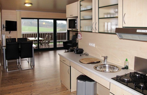 Bad Emstal Casa | Hermoso apartamento en villa con piscina, WIFI, TV, terraza, mascotas permitida y aparcamiento