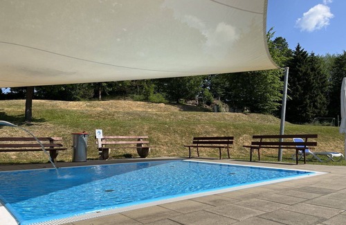 Bad Emstal Casa | Hermoso apartamento en villa con piscina, WIFI, TV, terraza, mascotas permitida y aparcamiento