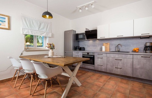 Martina Casa | Precioso apartamento en villa con piscina, WIFI, A/C, TV, terraza, mascotas permitida y aparcamiento