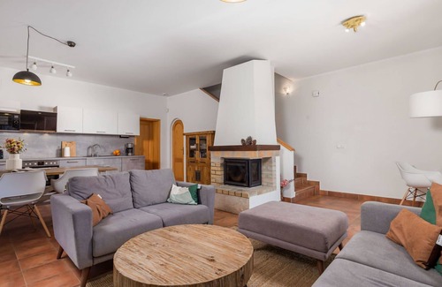Martina Casa | Precioso apartamento en villa con piscina, WIFI, A/C, TV, terraza, mascotas permitida y aparcamiento
