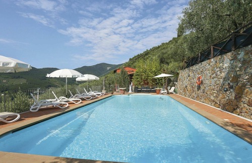 Cascine-La Croce Villa | Hermoso apartamento en villa con WIFI, piscina, TV, patio, mascotas permitida y aparcamiento