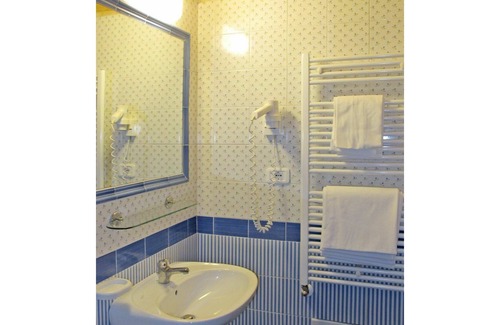 Limone sul Garda Apartamento | Lovely apartment for 4 guests with pool, WIFI, hot tub, A/C, TV, terrace and parking