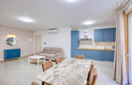 Mellieha Apartamento | Lovely Apartment with 2 free Pool Access,WIFI & AC