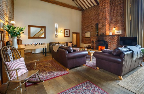 Reepham Casa | Lovely barn for celebrations; huge vaulted barn room, log burner, hot tub.