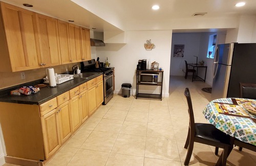 Elwood Casa | Lovely Basement with 2 Bedrooms and Kitchen