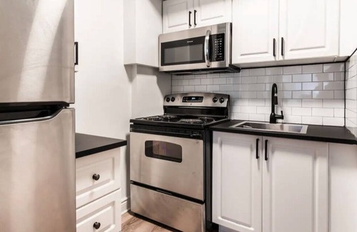 Mile End Apartamento | Lovely Brand New Studio w/AC & Balcony