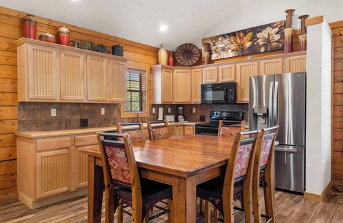 Branson Theater District Cabina | Lovely Cabin in the Heart of Branson! Gas Fireplace & Jetted Tub, Ticket/Golf Discounts