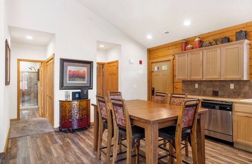 Branson Theater District Cabina | Lovely Cabin in the Heart of Branson! Gas Fireplace & Jetted Tub, Ticket/Golf Discounts