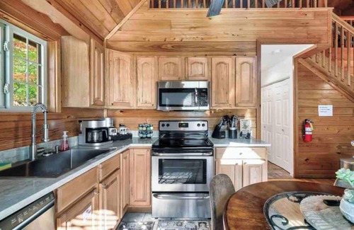 Chalet Village Cabina | Lovely Cabin near GSMNP & Attractions
