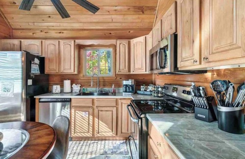 Chalet Village Cabina | Lovely Cabin near GSMNP & Attractions