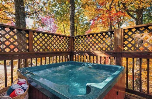 Chalet Village Cabina | Lovely Cabin near GSMNP & Attractions