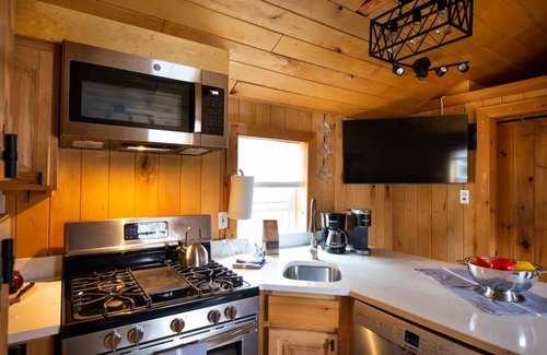 Warren Cabina | Lovely cabin nestled in the woods one minute from Sugarbush Resort