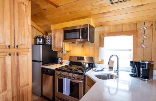 Warren Cabina | Lovely cabin nestled in the woods one minute from Sugarbush Resort