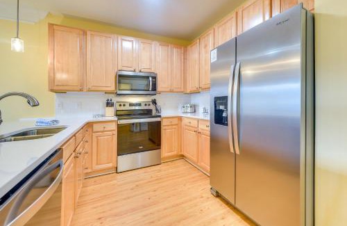 Calabash Apartamento | Lovely Calabash Condo with Balcony, 11 Mi to Beach!
