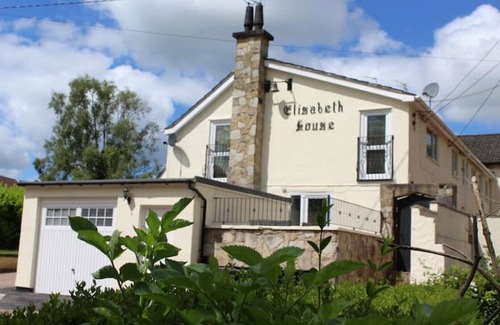 Gobowen Casa | Lovely canal-side cottage, with parking & wi-fi