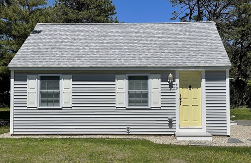 West Yarmouth Cabaña | Lovely Cape Cottage 2 bedroom with private beach and central air.