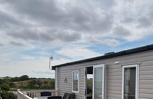Winestead Casa | Lovely caravan with full lake views and decking in Yorkshire, ref 71010Q