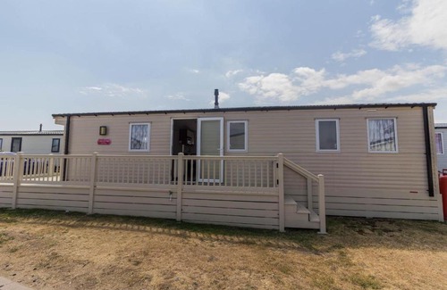 Felixstowe Otro | Lovely caravan with free WiFi and decking at Suffolk Sands Park ref 45031B