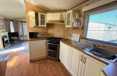 Felixstowe Casa | Lovely caravan with WiFi & decking at Felixstowe Beach Holiday Park ref 55005SW