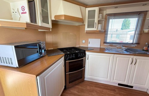 Felixstowe Casa | Lovely caravan with WiFi & decking at Felixstowe Beach Holiday Park ref 55005SW