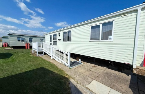 Felixstowe Casa | Lovely caravan with WiFi & decking at Felixstowe Beach Holiday Park ref 55005SW