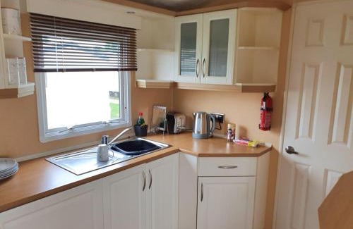 Felixstowe Otro | Lovely Caravan With Wifi & Decking At Felixstowe Beach Holiday Park Ref 55005Sw