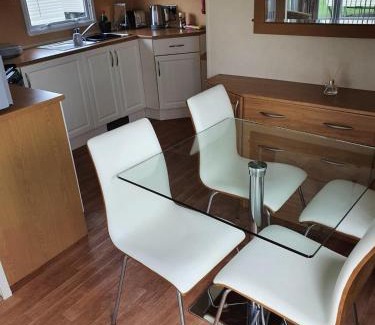 Felixstowe Otro | Lovely Caravan With Wifi & Decking At Felixstowe Beach Holiday Park Ref 55005Sw